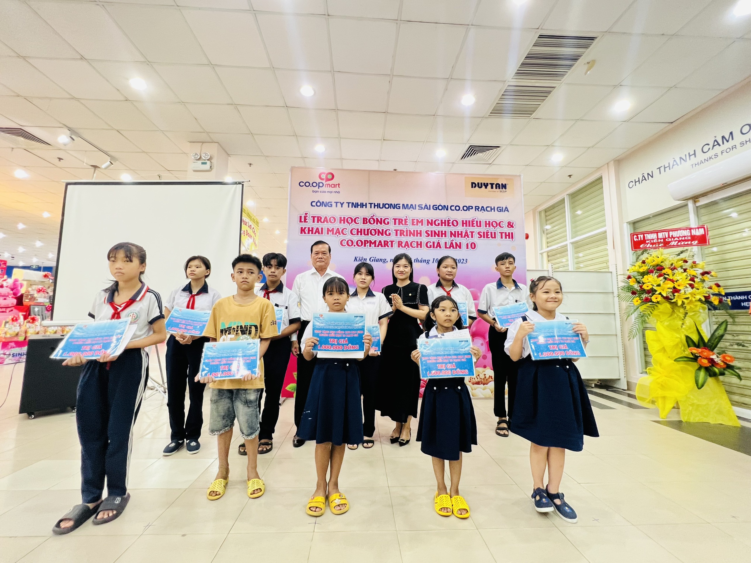 DUY TANがキエンザン省の貧しく勉学に励む子供たちに30の奨学金を授与