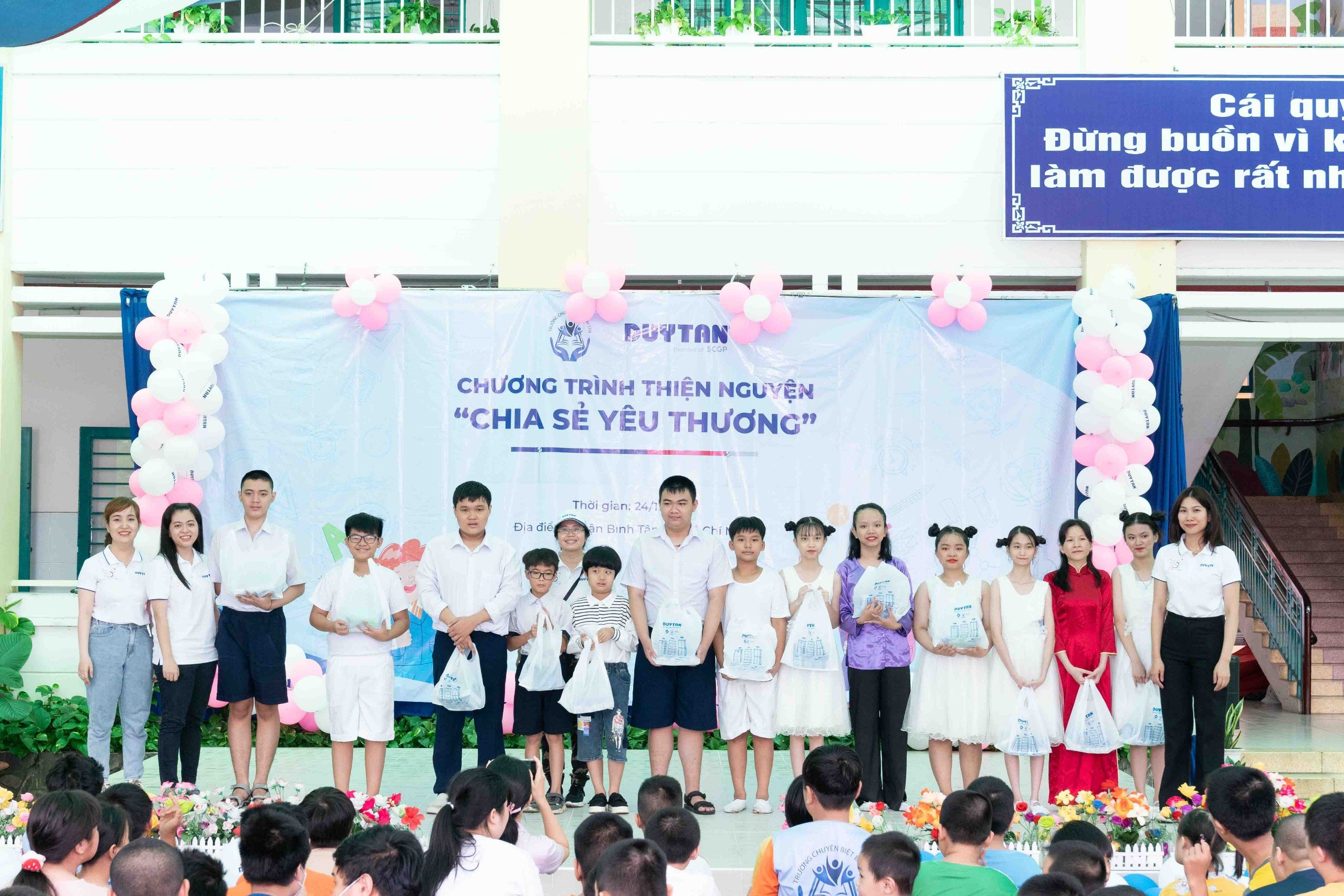 DUY TAN社員が特別支援学校の子どもたちに「愛を分かち合う」