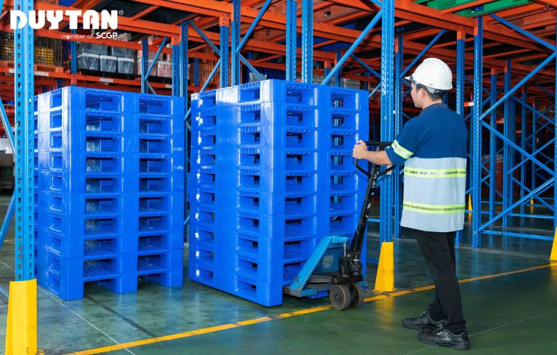 Xếp chồng các pallet lên nhau